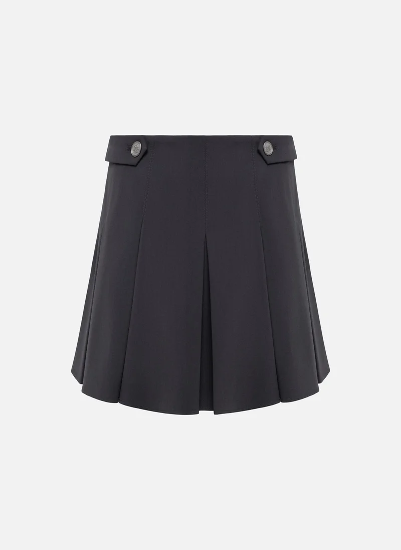 ليتشي تنورة مطوية قصيرة مع أزرار معدنية على حزام الخصر